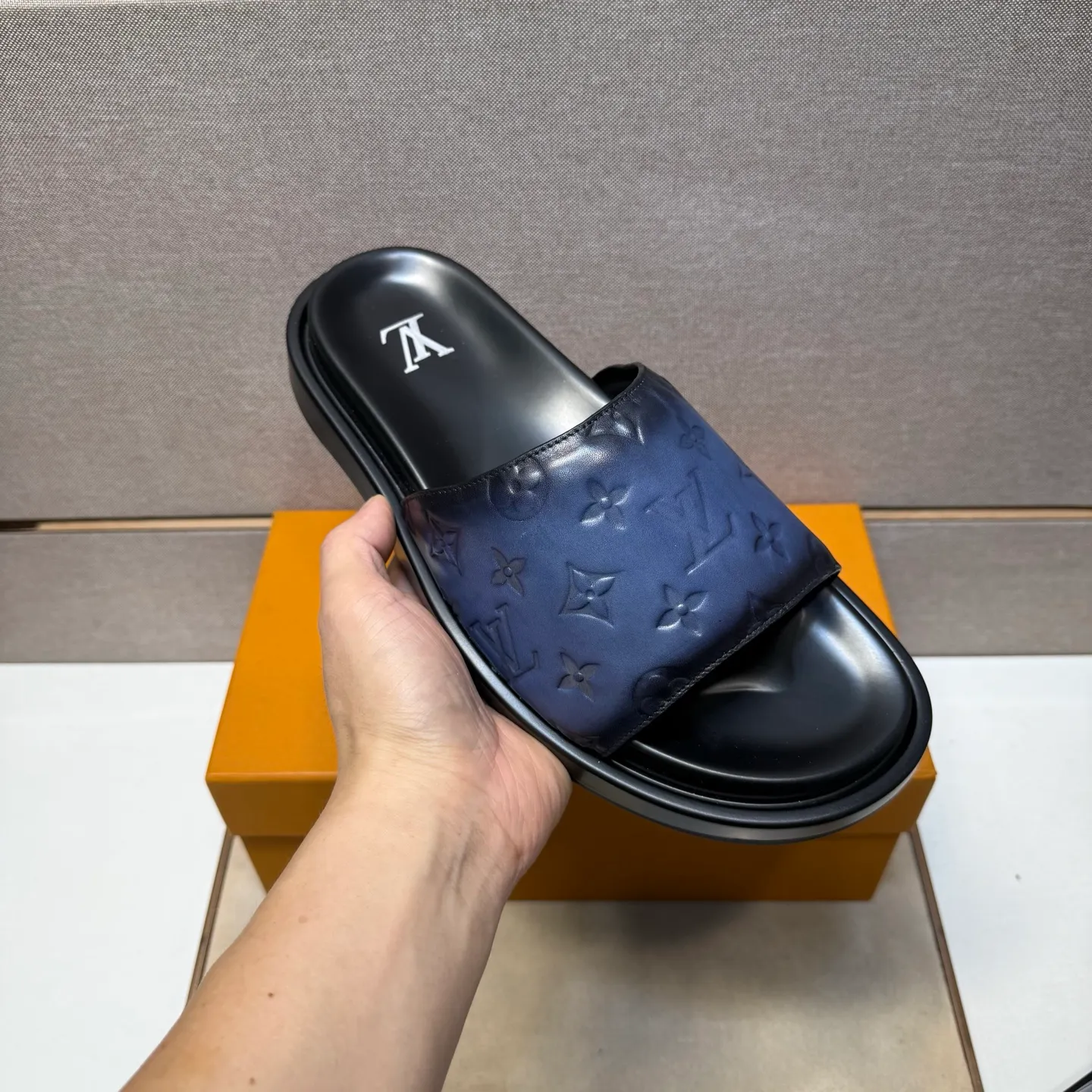 ⬛️Men's shoes 💰p400 [LV～] Men's casual slippers 2025z cabinet sales simultaneously 🔶Size: 39-44#️⃣ 🔷4 colors🔜The upper is made of cowhide stitching➕Genuine leather lining, comfortable and breathable, sole: original comfortable and wear-resistant outsole, ⚠️Real 📱Photographed🎬The real thing is better📢📢📢
